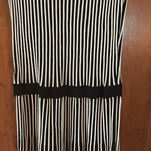 Anne Klein Gray Pleated Sheath Dress Midi - Picture 3 of 7